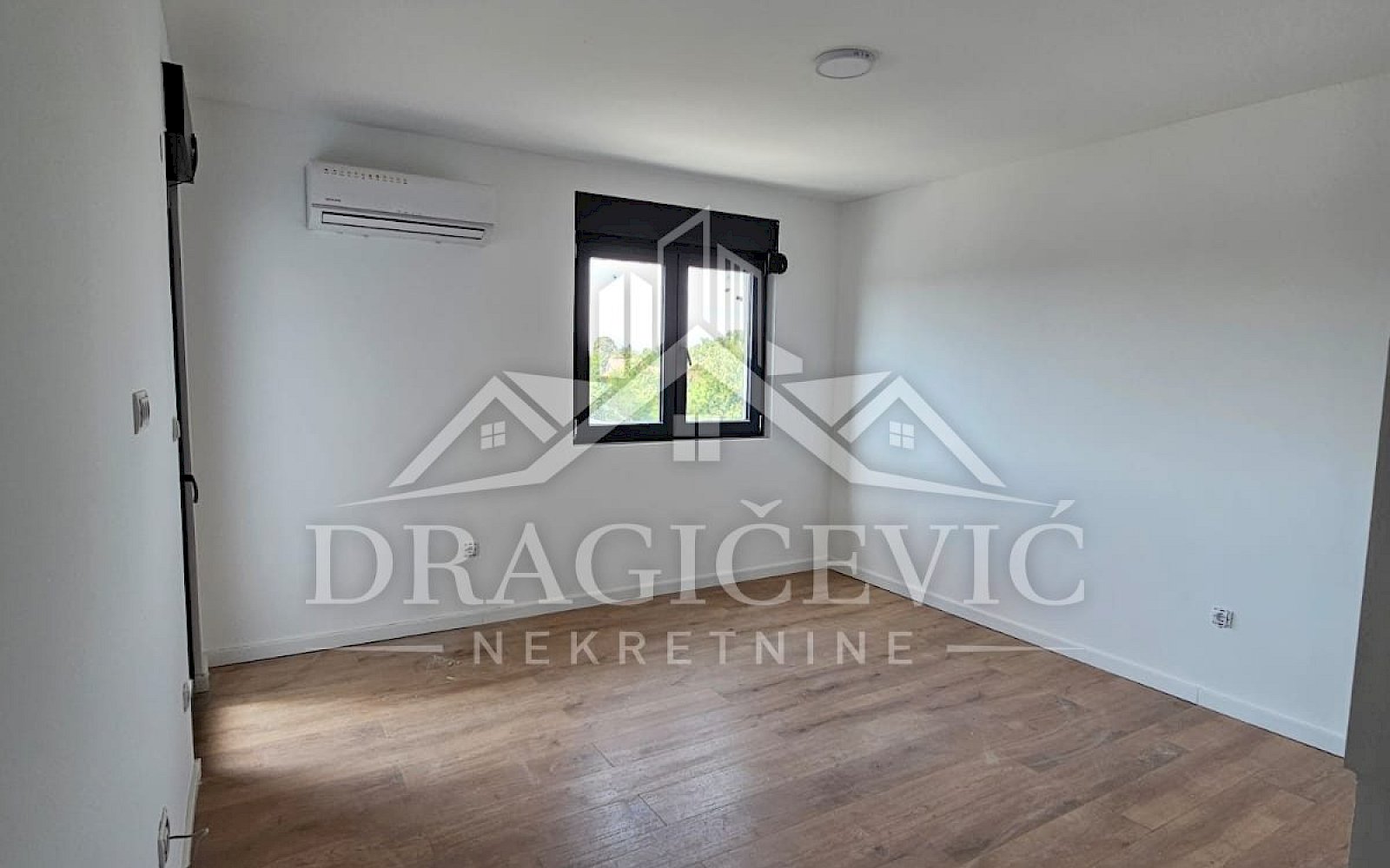 Borča novogradnja stan 42m2 + parking mesto