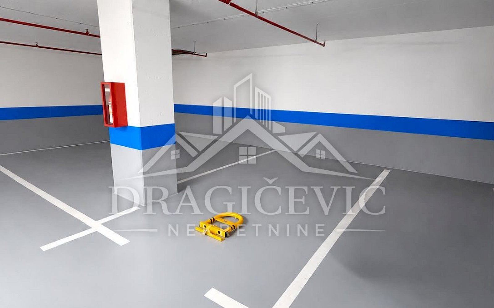 Garažno mesto 14m2 odmah dostupno