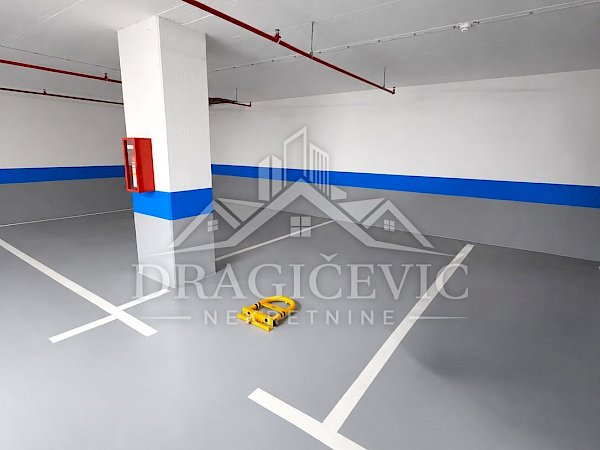 Garažno mesto 14m2 odmah dostupno