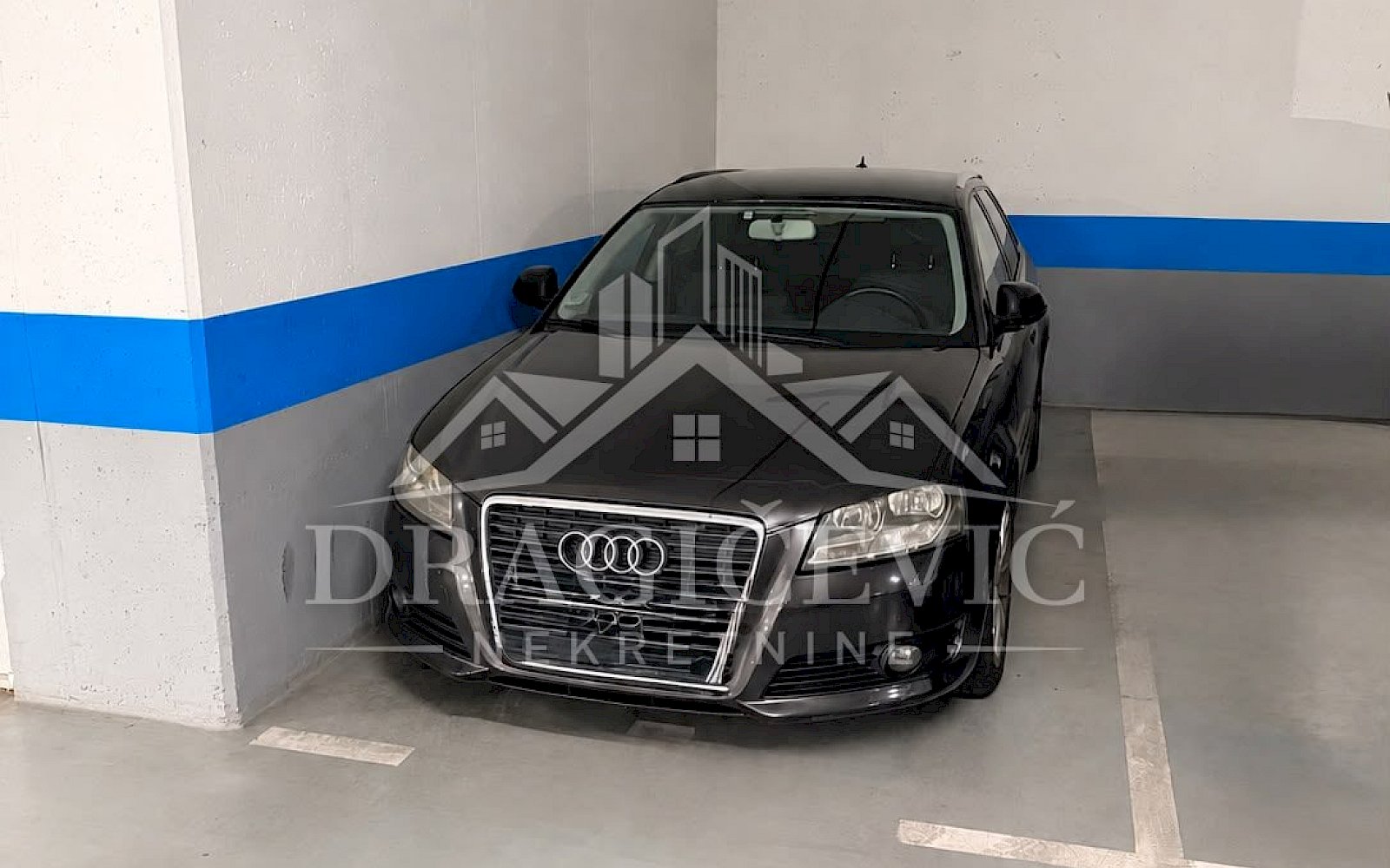 Garažno mesto 12m2 odmah dostupno