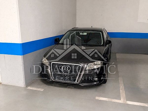 Garažno mesto 12m2 odmah dostupno