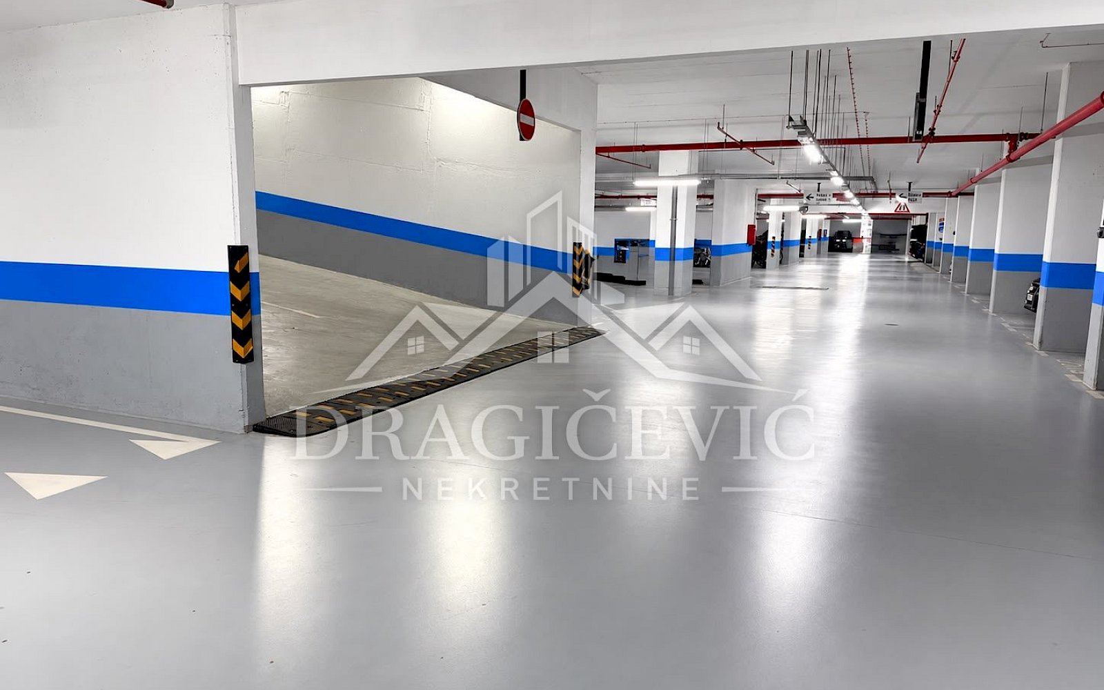 Garažno mesto odmah dostupno 13m2