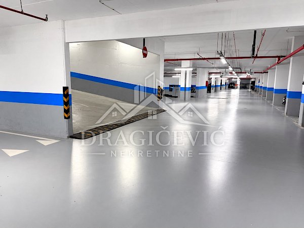 Garažno mesto odmah dostupno 13m2
