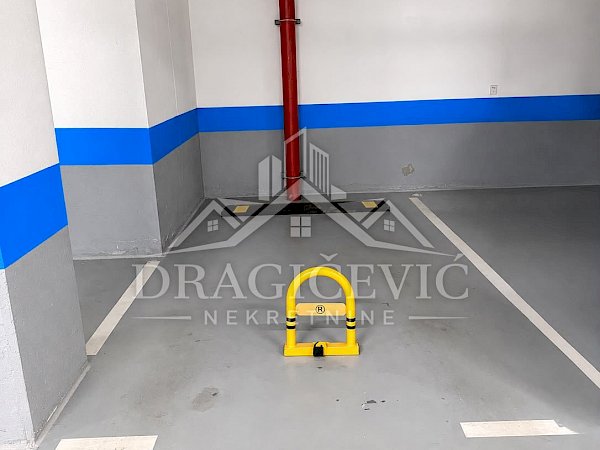Garažno mesto 12m2 dostupno odmah