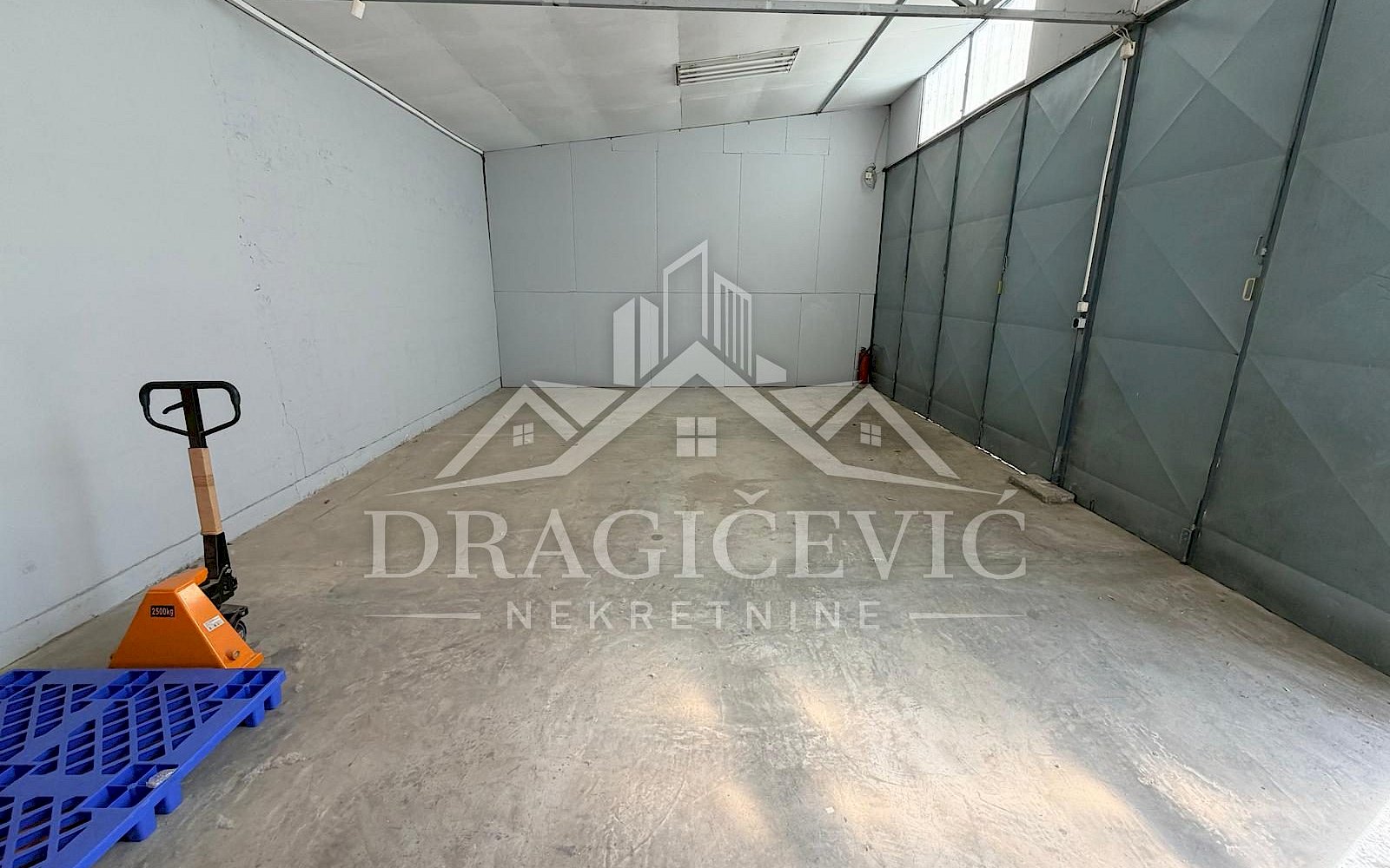 Magacini za skladištenje robe 120m2 u 4 odvojena boksa po 30m2