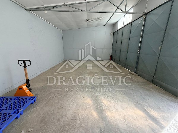 Magacini za skladištenje robe 120m2 u 4 odvojena boksa po 30m2