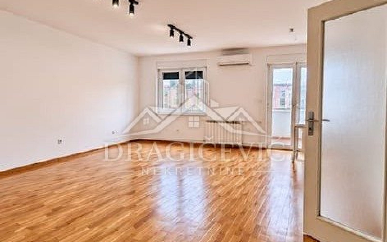 Poslovni prostor 77m2 sa 3 kancelarije + parking mesta
