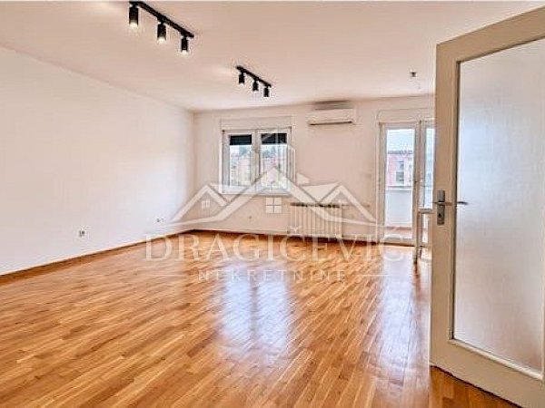 Poslovni prostor 77m2 sa 3 kancelarije + parking mesta